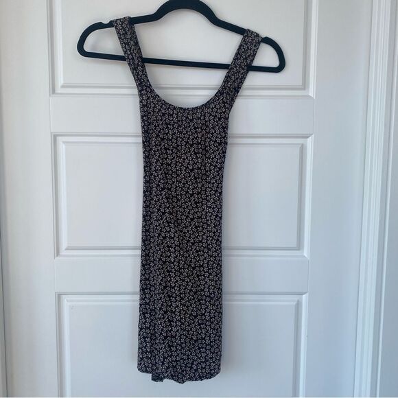 BRANDY MELVILLE | cut out detail tank top - Picture 1 of 6